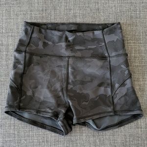 lululemon athletica size 4 camo shorts